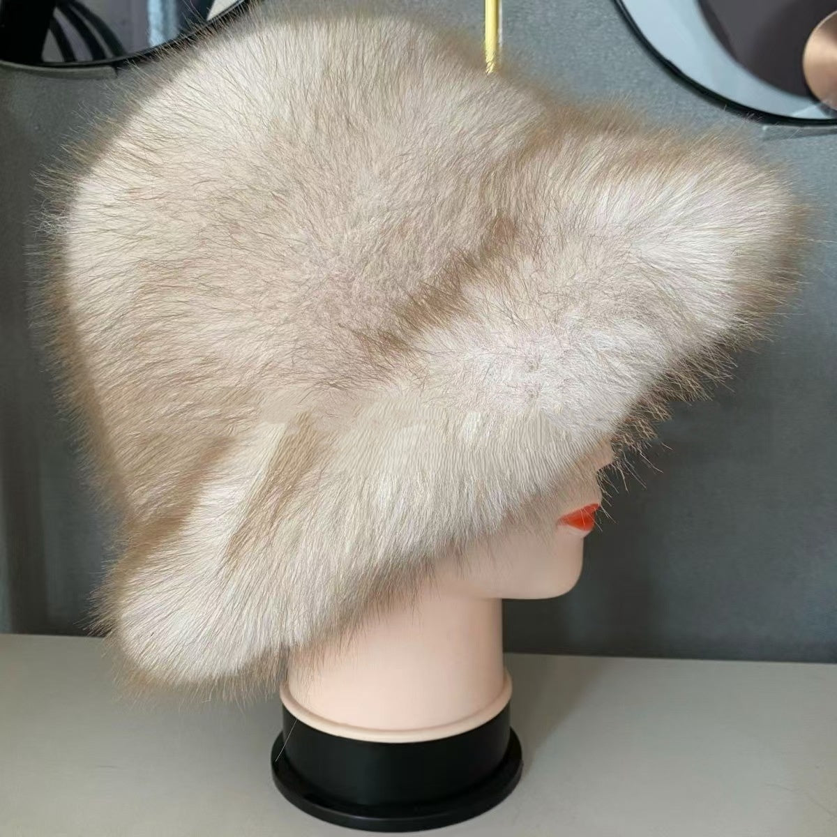 【Vásároljon 1-et, kapjon 1-et ingyen】 Női őszi-téli meleg sapka nagy karimájú és rókaprémes szegéllyel.