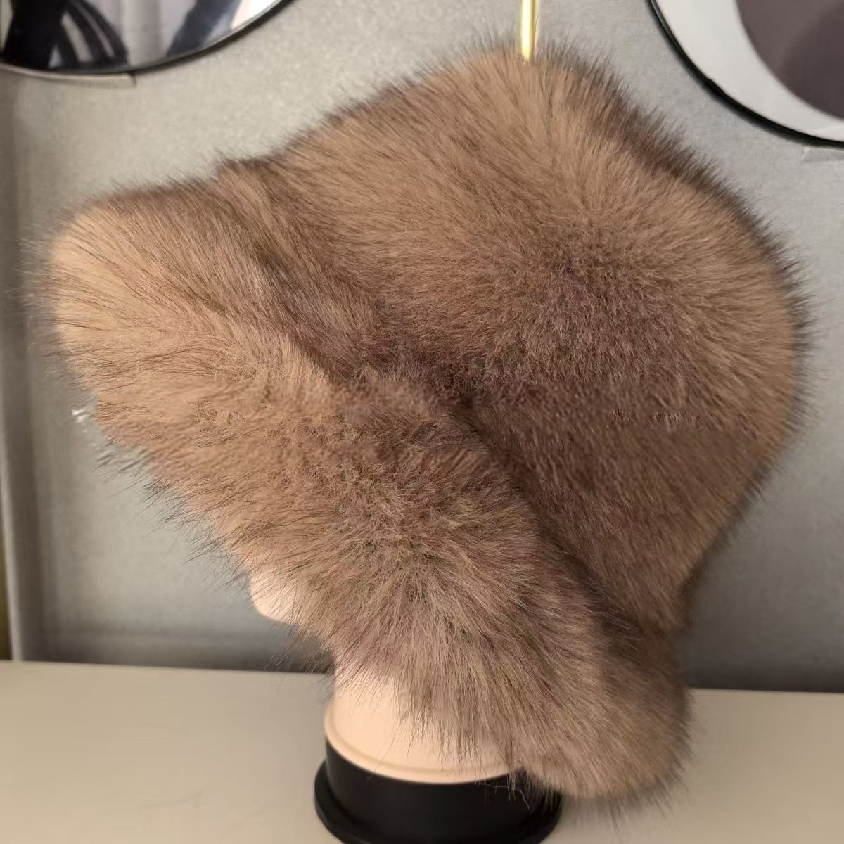 【Vásároljon 1-et, kapjon 1-et ingyen】 Női őszi-téli meleg sapka nagy karimájú és rókaprémes szegéllyel.