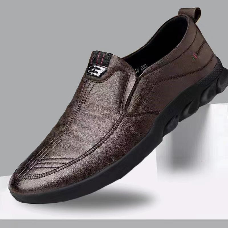 Miękkie, skórzane, wsuwane męskie buty do jazdy samochodem z miękką podeszwą, lekkie i antypoślizgowe, odpowiednie zarówno na okazje biznesowe, jak i na co dzień.