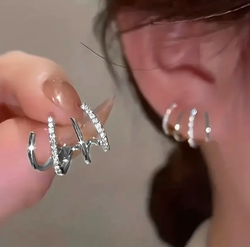 ✨【Cumpără 1, primești 1 gratuit】💎Cercei cu model gheare 2025 și zirconiu strălucitor, stil minimalist elegant