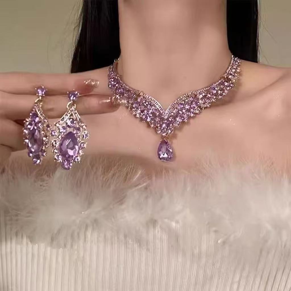 š„ćOgrlica + uhanićššRazkoÅ”na ogrlica + elegantni dodatki za uhane