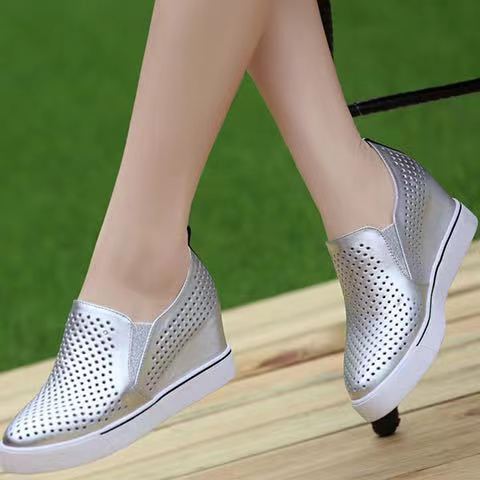🔥【Rozmiary 34-41】🔥 Nowe buty codzienne damskie na lato 2026 r., wykonane z miękkiej skóry, z grubą podeszwą zapewniającą ukryte zwiększenie wzrostu i wyszczuplenie, a także wycięciami umożliwiającymi oddychanie.