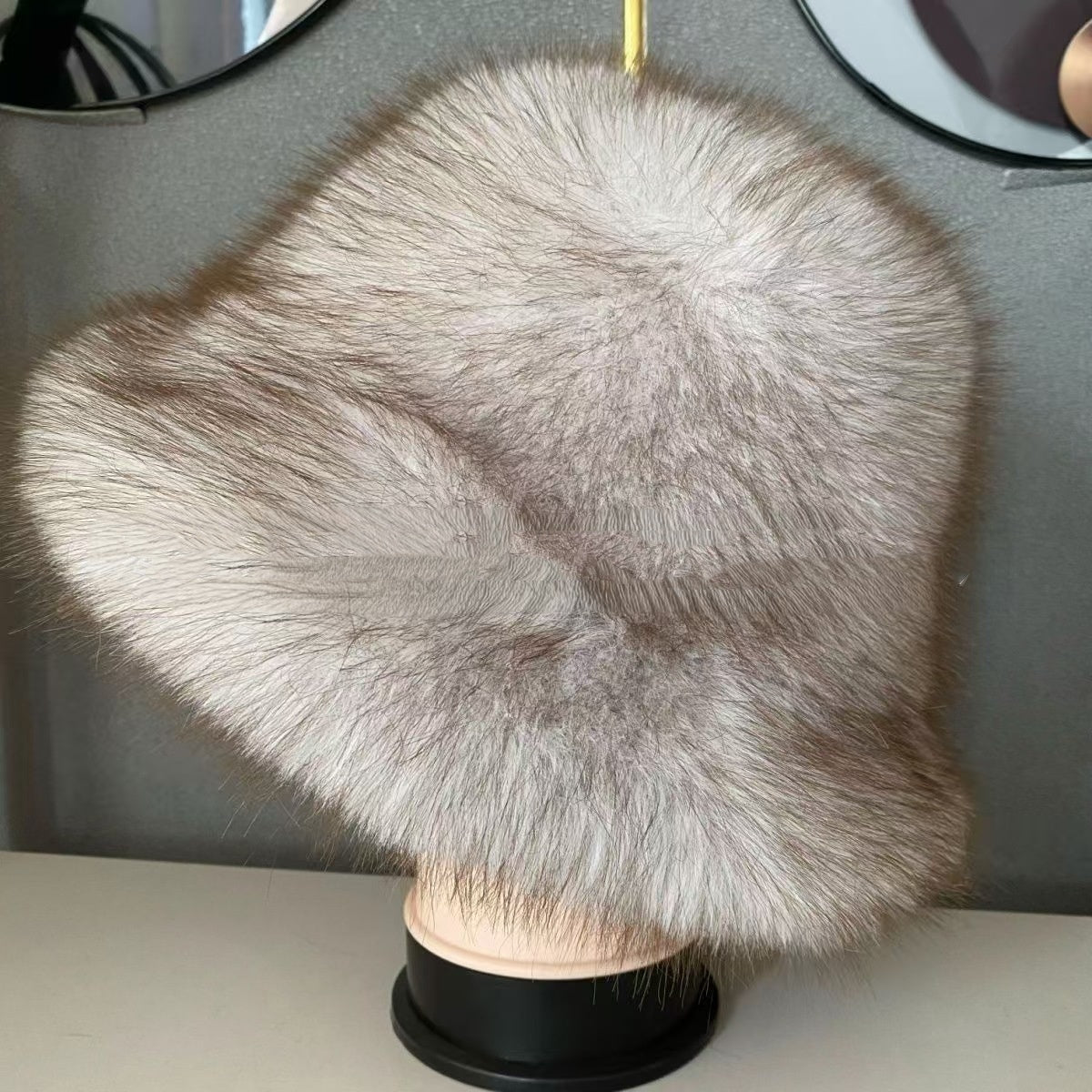 【Vásároljon 1-et, kapjon 1-et ingyen】 Női őszi-téli meleg sapka nagy karimájú és rókaprémes szegéllyel.