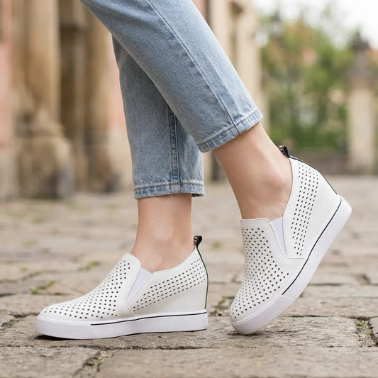 🔥【Rozmiary 34-41】🔥 Nowe buty codzienne damskie na lato 2026 r., wykonane z miękkiej skóry, z grubą podeszwą zapewniającą ukryte zwiększenie wzrostu i wyszczuplenie, a także wycięciami umożliwiającymi oddychanie.