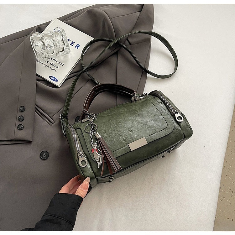 🌸 Перфектна комбинация от ретро чар и модерен стил! 👜 Чанта с пискюли и пачуърк - задължителен артикул за 2026 г.! ✨💃