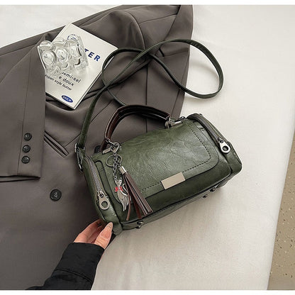 🌸 Перфектна комбинация от ретро чар и модерен стил! 👜 Чанта с пискюли и пачуърк - задължителен артикул за 2026 г.! ✨💃