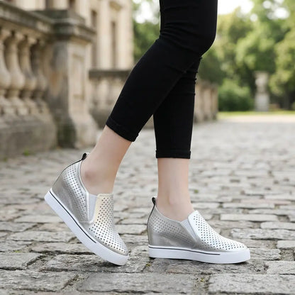 🔥【Rozmiary 34-41】🔥 Nowe buty codzienne damskie na lato 2026 r., wykonane z miękkiej skóry, z grubą podeszwą zapewniającą ukryte zwiększenie wzrostu i wyszczuplenie, a także wycięciami umożliwiającymi oddychanie.
