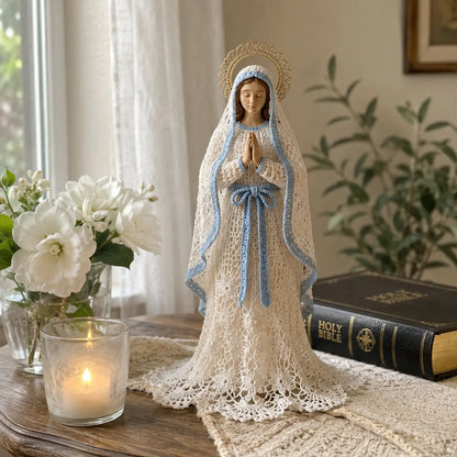 Figurka Maryi wykonana ręcznie metodą szydełkową i koronkową.