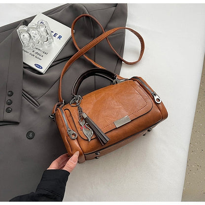 🌸 Перфектна комбинация от ретро чар и модерен стил! 👜 Чанта с пискюли и пачуърк - задължителен артикул за 2026 г.! ✨💃