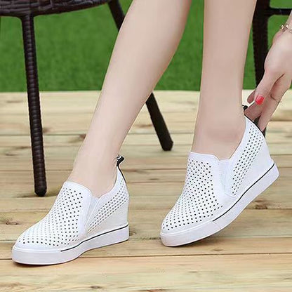 🔥【Rozmiary 34-41】🔥 Nowe buty codzienne damskie na lato 2026 r., wykonane z miękkiej skóry, z grubą podeszwą zapewniającą ukryte zwiększenie wzrostu i wyszczuplenie, a także wycięciami umożliwiającymi oddychanie.