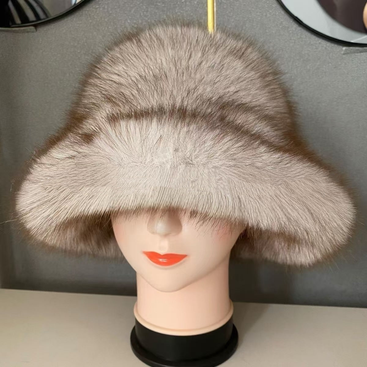 【Vásároljon 1-et, kapjon 1-et ingyen】 Női őszi-téli meleg sapka nagy karimájú és rókaprémes szegéllyel.