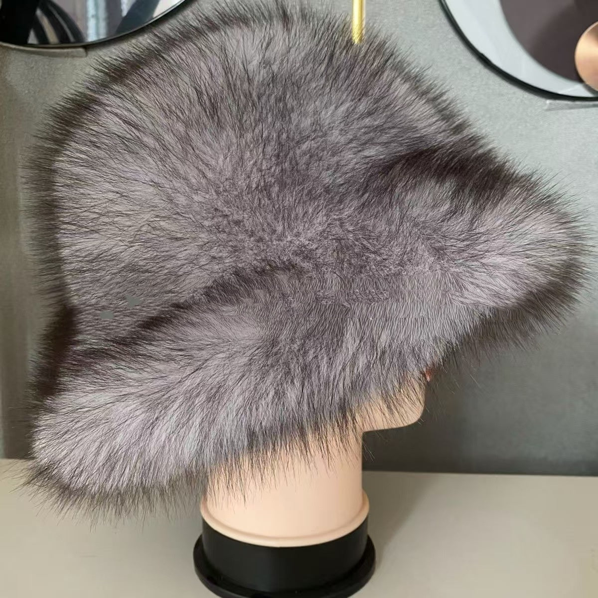 【Vásároljon 1-et, kapjon 1-et ingyen】 Női őszi-téli meleg sapka nagy karimájú és rókaprémes szegéllyel.