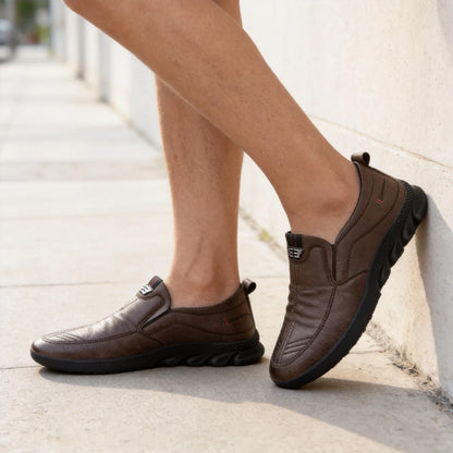 Miękkie, skórzane, wsuwane męskie buty do jazdy samochodem z miękką podeszwą, lekkie i antypoślizgowe, odpowiednie zarówno na okazje biznesowe, jak i na co dzień.