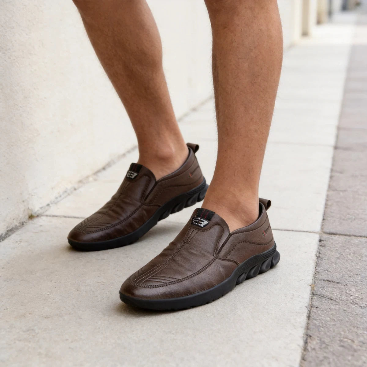 Miękkie, skórzane, wsuwane męskie buty do jazdy samochodem z miękką podeszwą, lekkie i antypoślizgowe, odpowiednie zarówno na okazje biznesowe, jak i na co dzień.