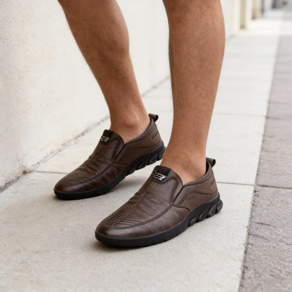 Miękkie, skórzane, wsuwane męskie buty do jazdy samochodem z miękką podeszwą, lekkie i antypoślizgowe, odpowiednie zarówno na okazje biznesowe, jak i na co dzień.