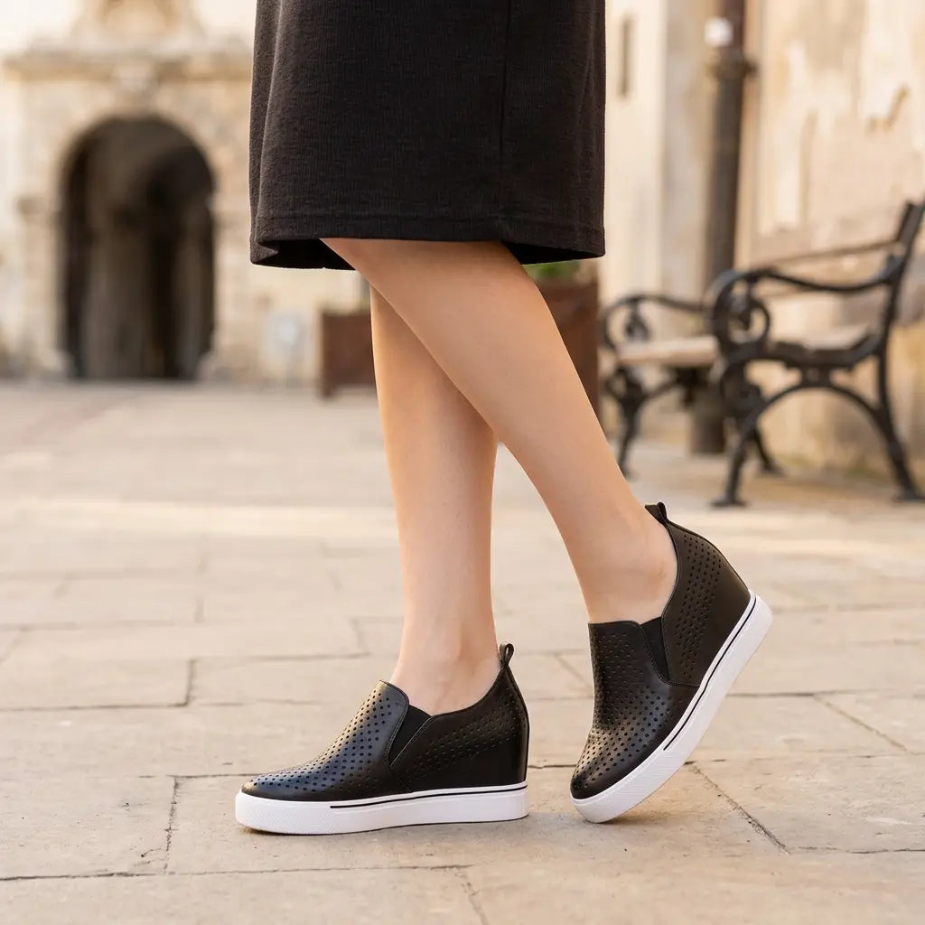 🔥【Rozmiary 34-41】🔥 Nowe buty codzienne damskie na lato 2026 r., wykonane z miękkiej skóry, z grubą podeszwą zapewniającą ukryte zwiększenie wzrostu i wyszczuplenie, a także wycięciami umożliwiającymi oddychanie.