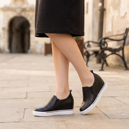 🔥【Rozmiary 34-41】🔥 Nowe buty codzienne damskie na lato 2026 r., wykonane z miękkiej skóry, z grubą podeszwą zapewniającą ukryte zwiększenie wzrostu i wyszczuplenie, a także wycięciami umożliwiającymi oddychanie.